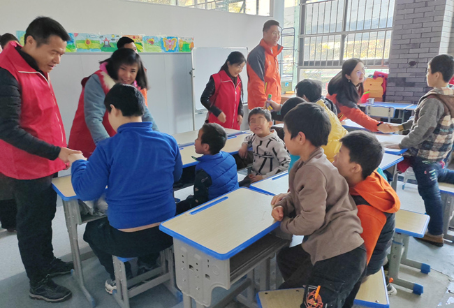 肩負(fù)社會(huì)責(zé)任感-為孩子們送去了冬日里的暖陽(yáng)與關(guān)愛(ài) 肩負(fù)社會(huì)責(zé)任感-為孩子們送去了冬日里的暖陽(yáng)與關(guān)愛(ài)